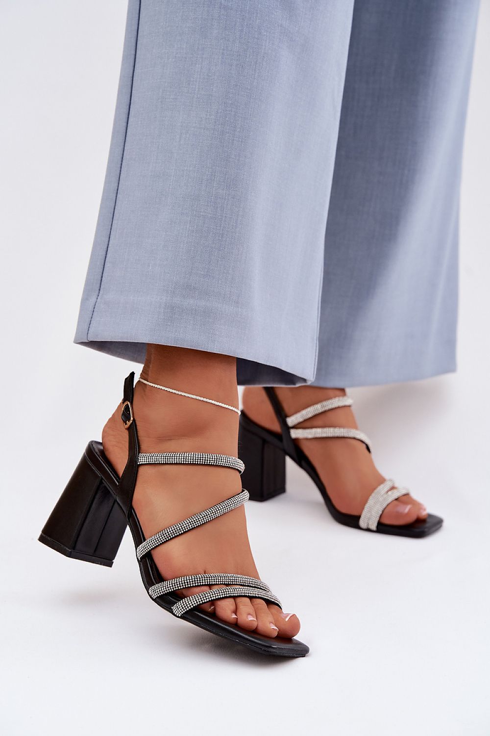 черни дамски сандали на ток с каишки - изглед върху модел