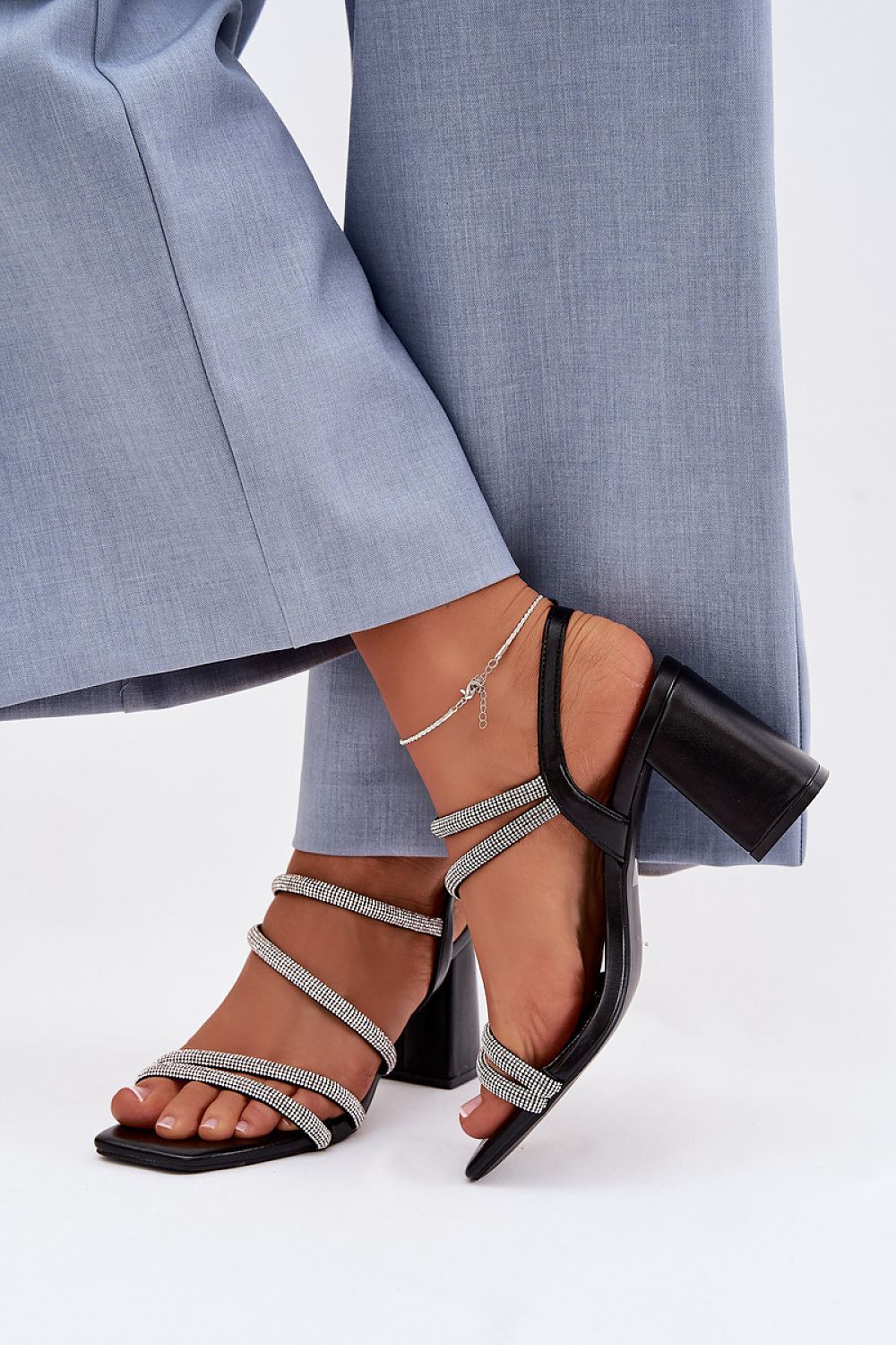 черни елегантни сандали на ток с дебел ток - страничен изглед върху модел