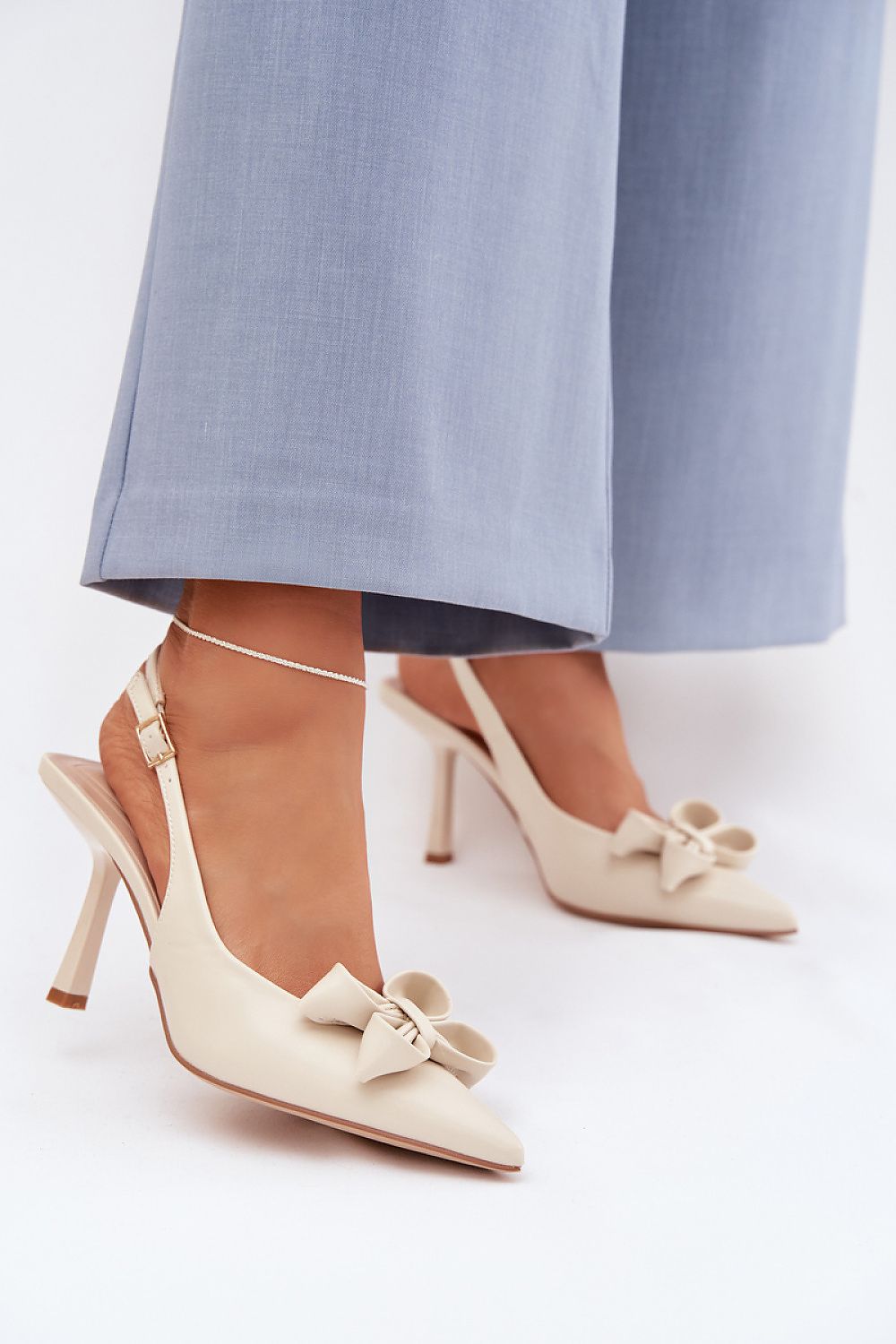дамски елегантни обувки с ток светлобежови с панделка - продуктова снимка