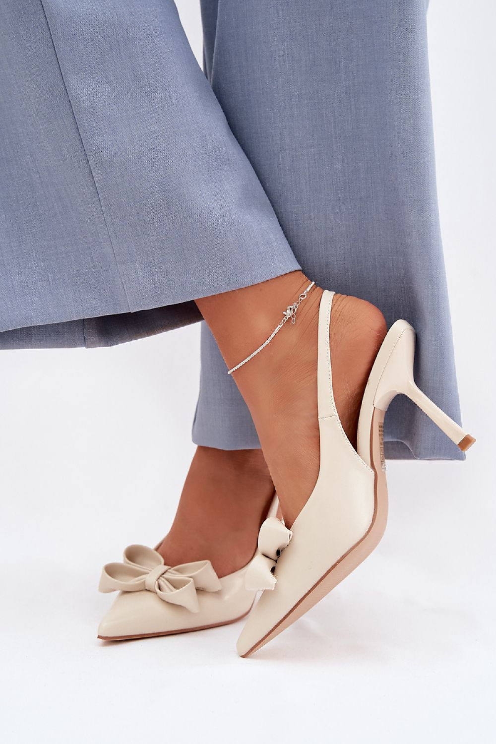 светлобежови обувки с ток за бал и официални събития - страничен изглед върху модел