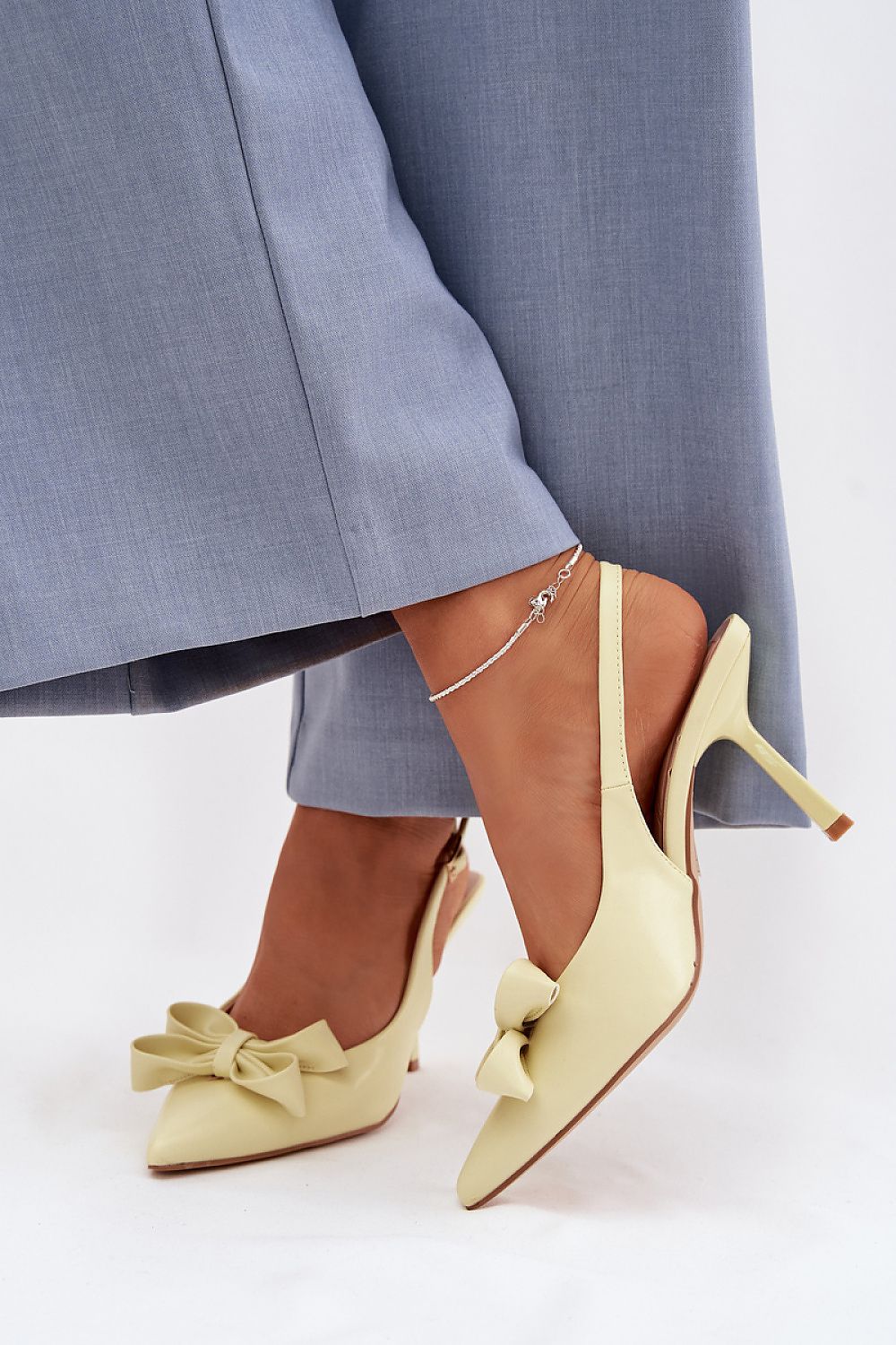 светложълти обувки с ток и отворена пета - страничен изглед върху модел