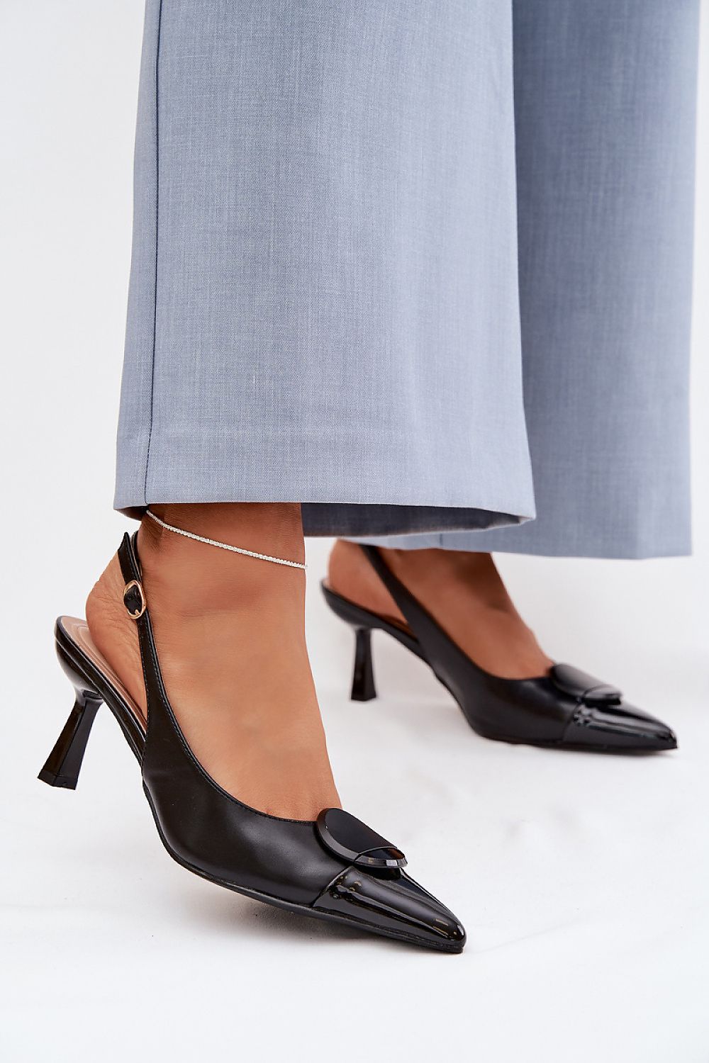 черни дамски обувки с ток и отворена пета - изглед върху модел