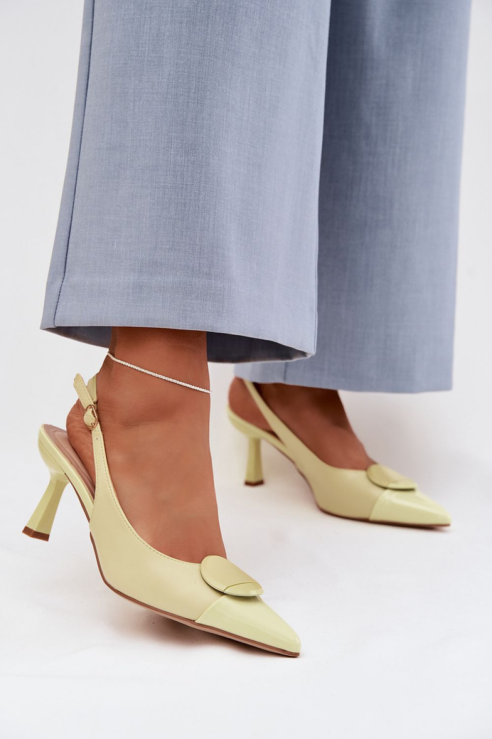 жълти дамски обувки с ток и отворена пета - изглед върху модел