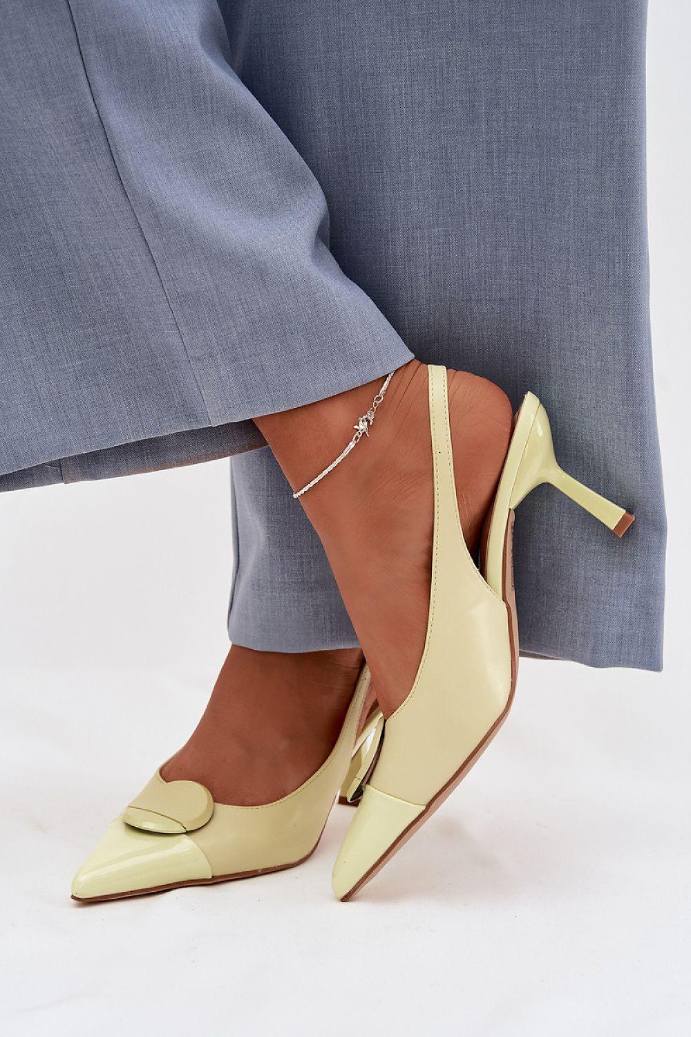 жълти обувки с ток и каишка - страничен изглед върху модел