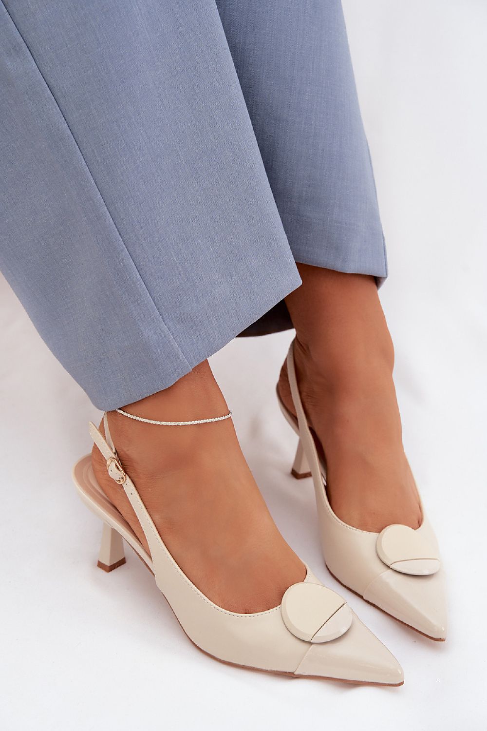 светлобежови дамски обувки с ток и отворена пета - изглед върху модел