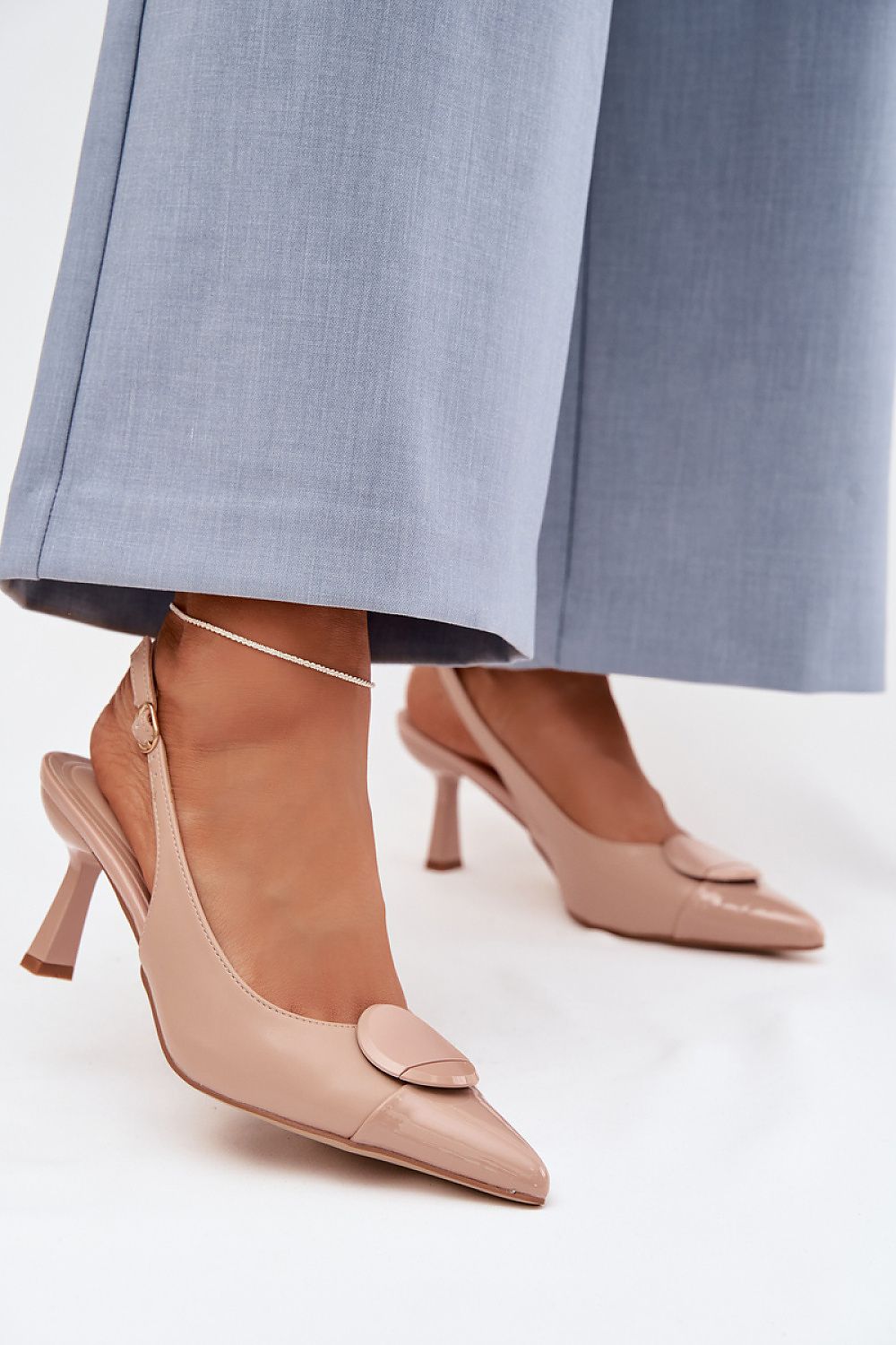 дамски обувки с ток бежови с отворена пета - изглед върху модел