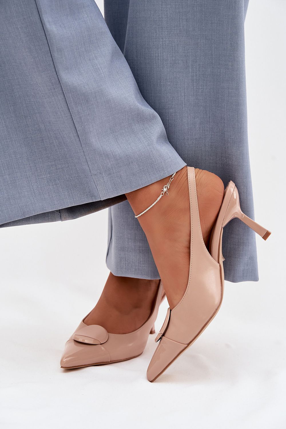дамски обувки с ток нюд с каишка - страничен изглед върху модел