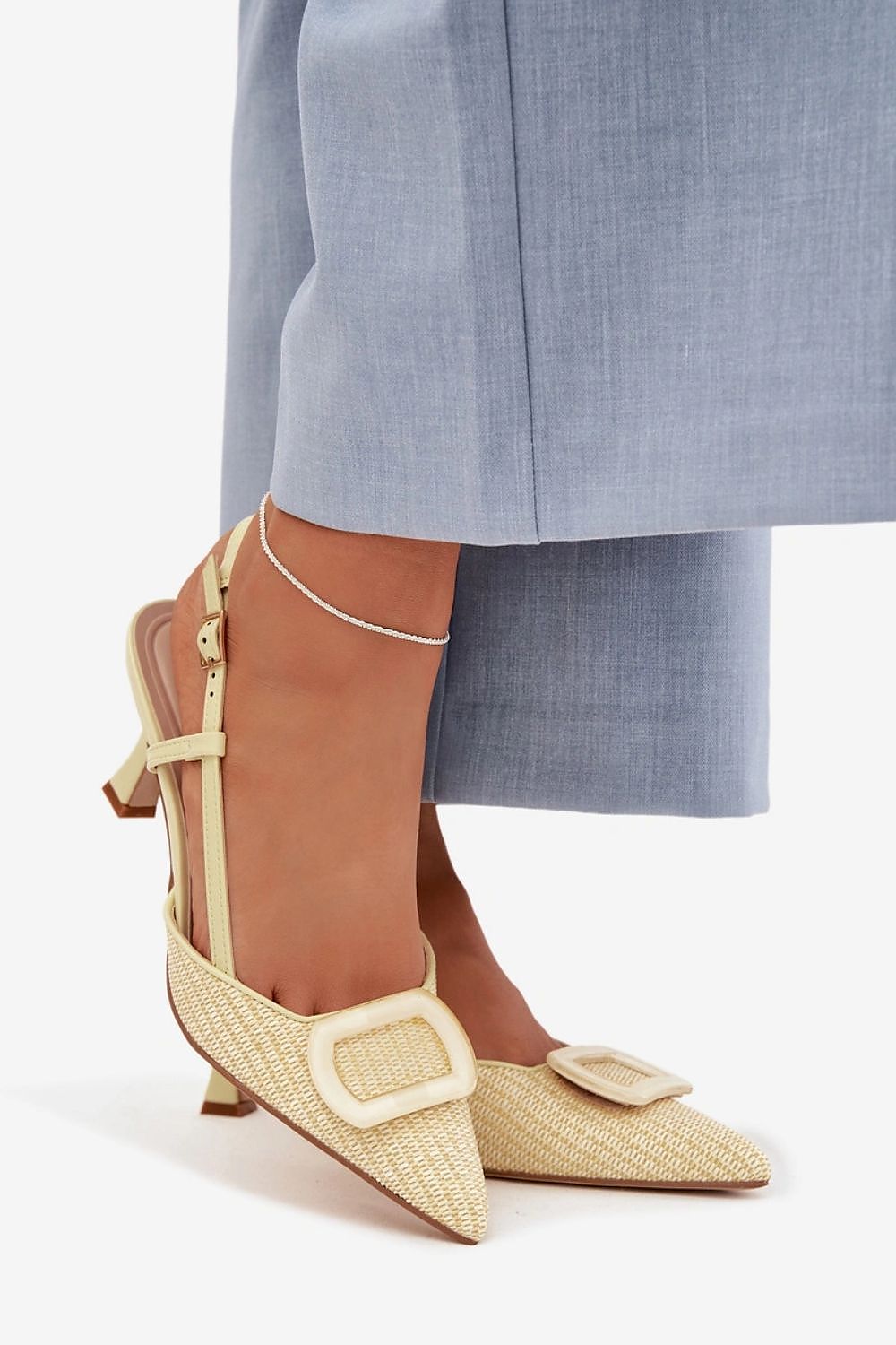 дамски обувки ванилия с ток и заострен връх - страничен изглед