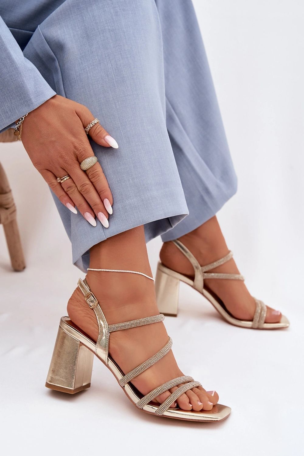 златисти елегантни сандали на ток за сватба и вечер - страничен изглед върху модел