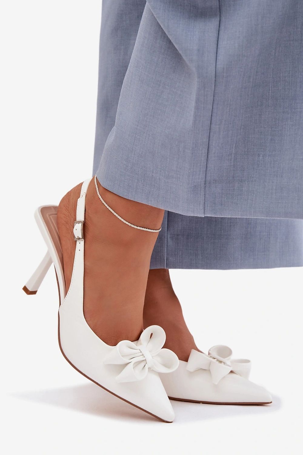 дамски бели обувки с ток за бал и официални събития - страничен изглед върху модел