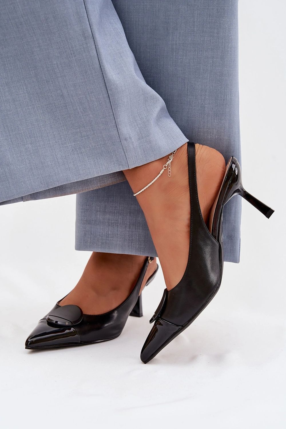 черни обувки с ток и каишка - страничен изглед върху модел