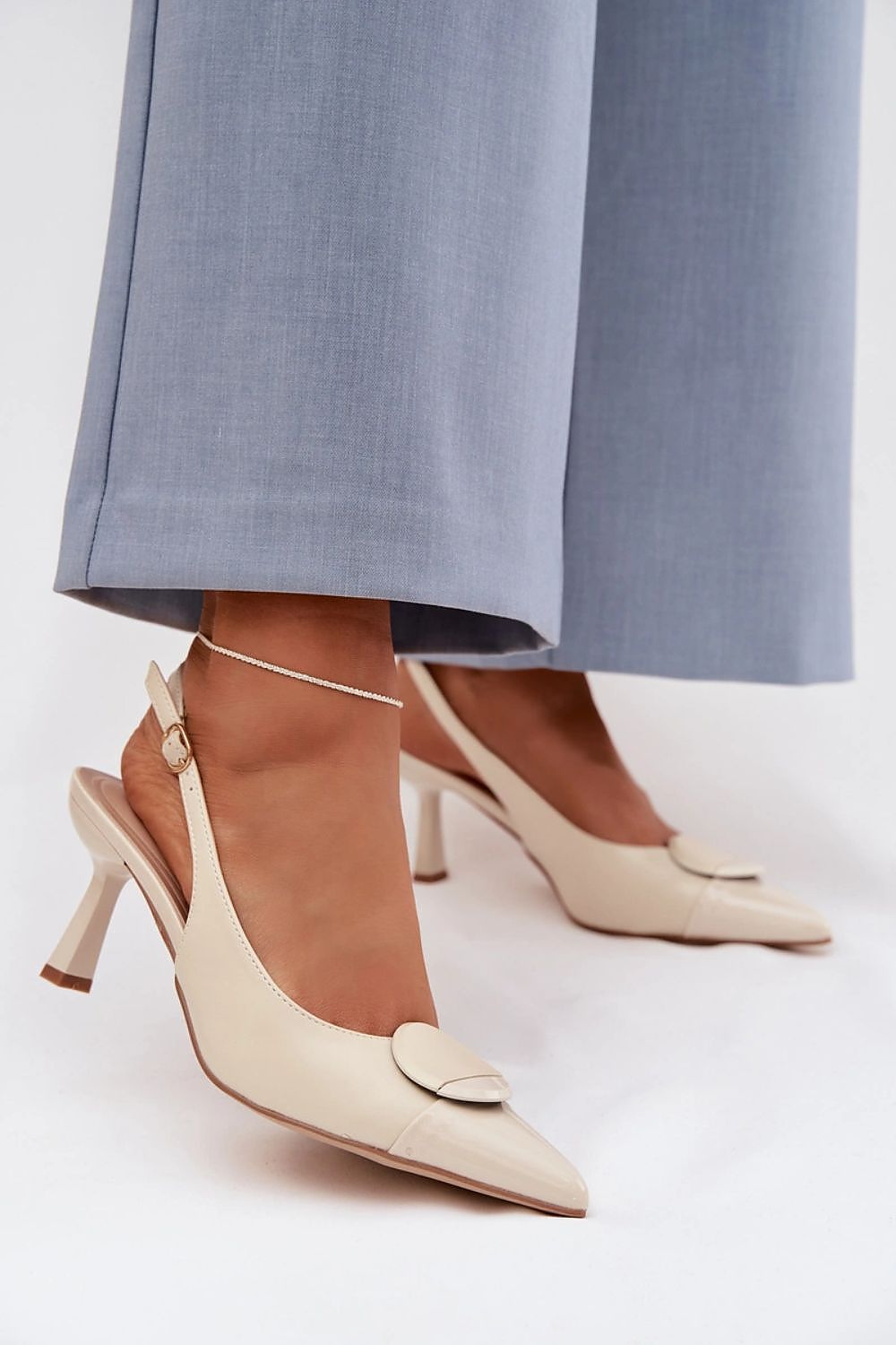 светлобежови обувки с ток и каишка - страничен изглед върху модел