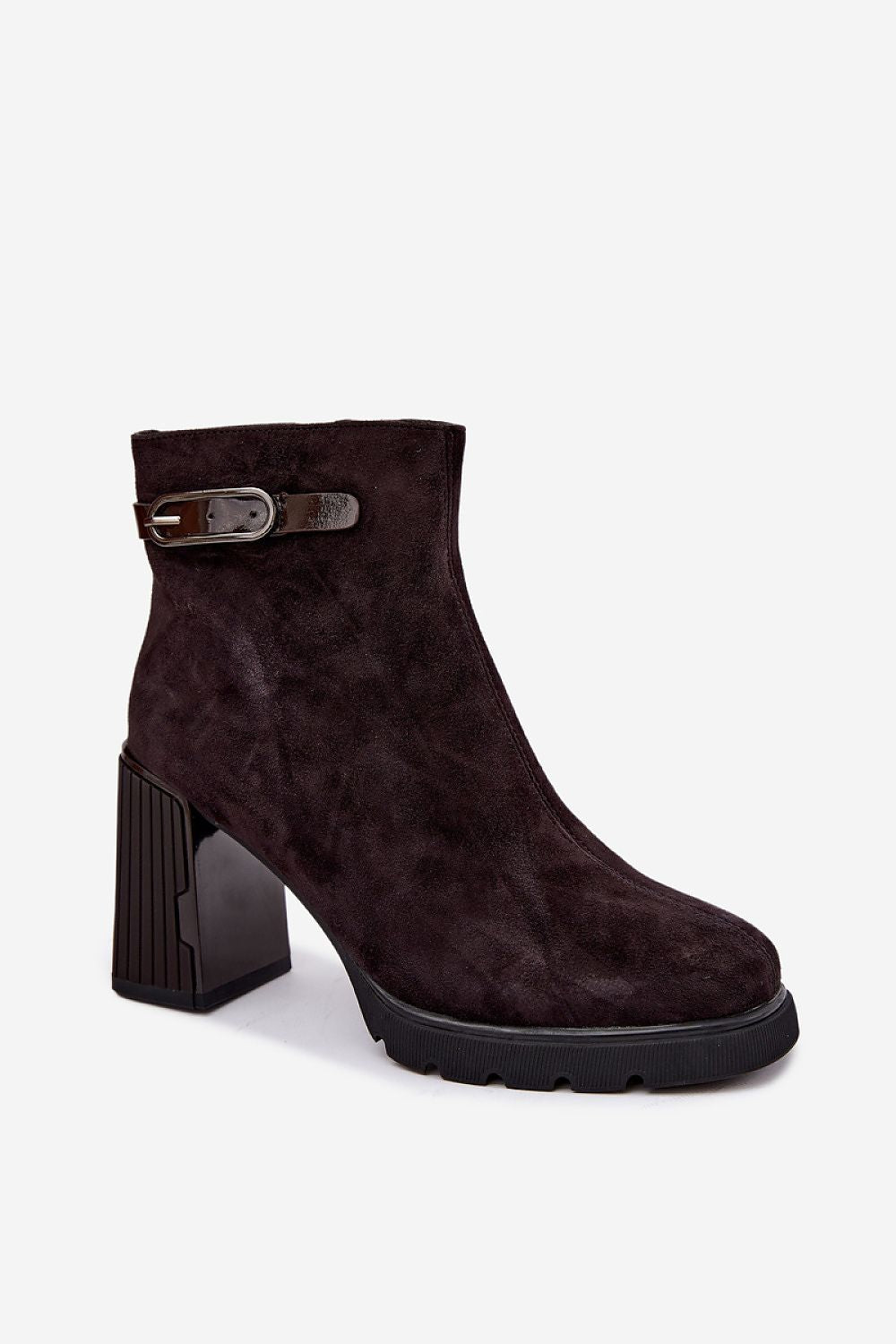 Тъмнокафяви велурени боти с висок дебел ток и странична метална катарама, в страничен изглед