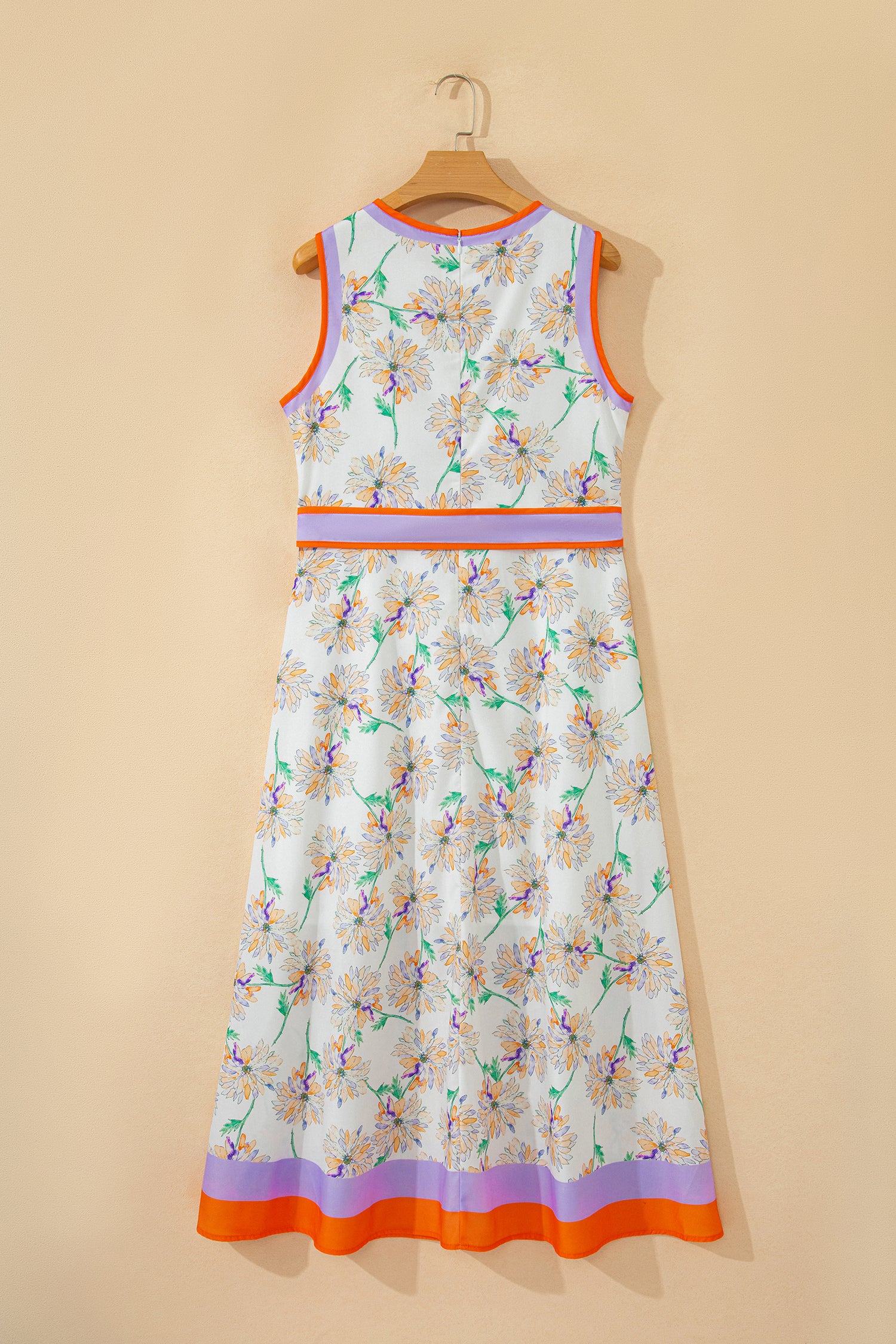 Дамска рокля с маргаритки и подчертана талия