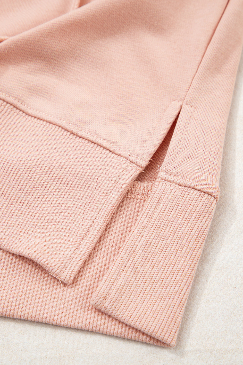 детайл на подгъв на розов суичър