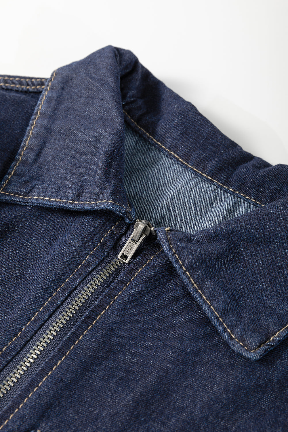 Детайл на цип и яка на дънкова рокля