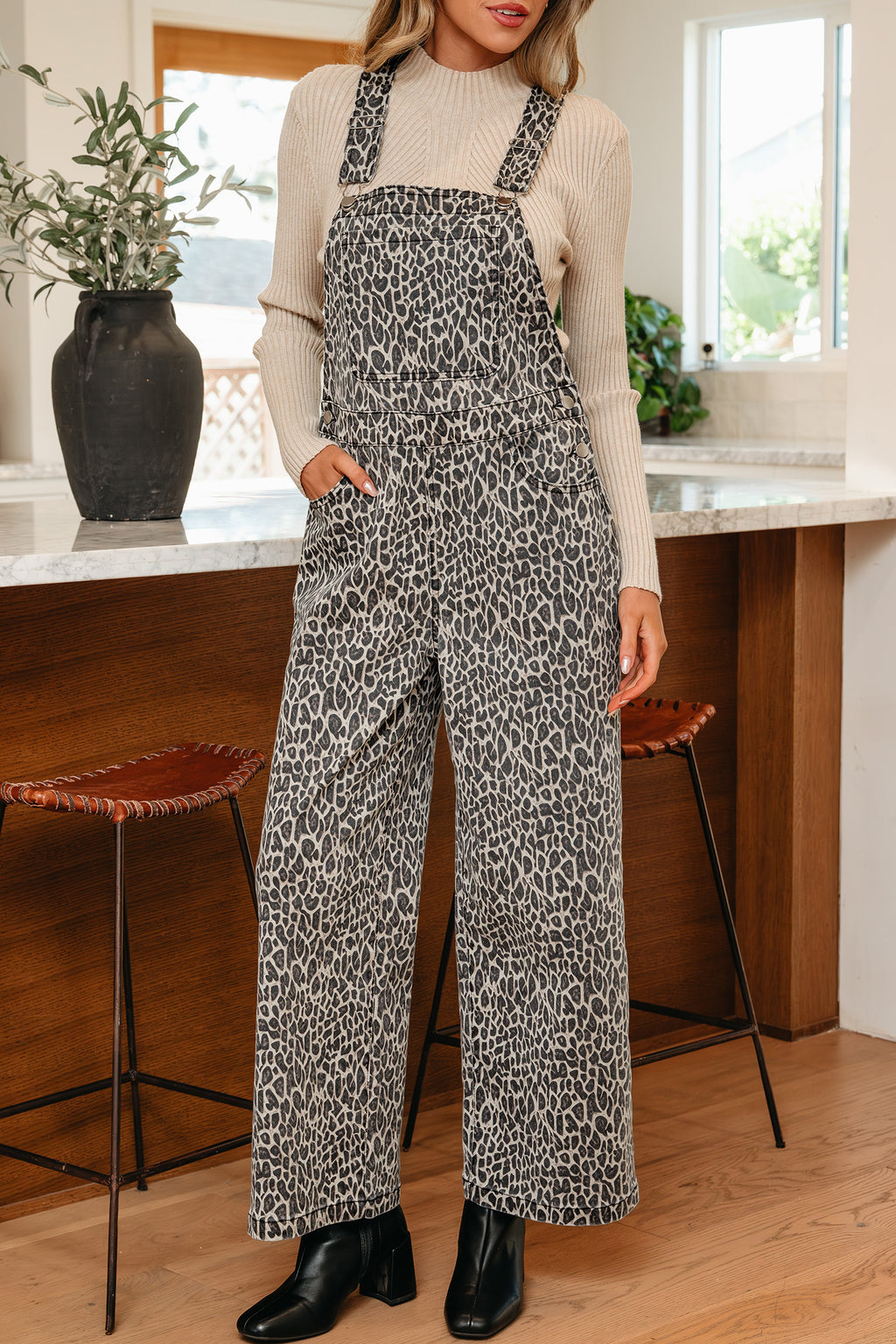 Jumpsuit with suspenders and leopard print 