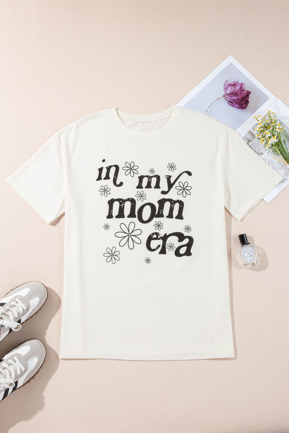 дамска тениска in my mom era на закачалка
