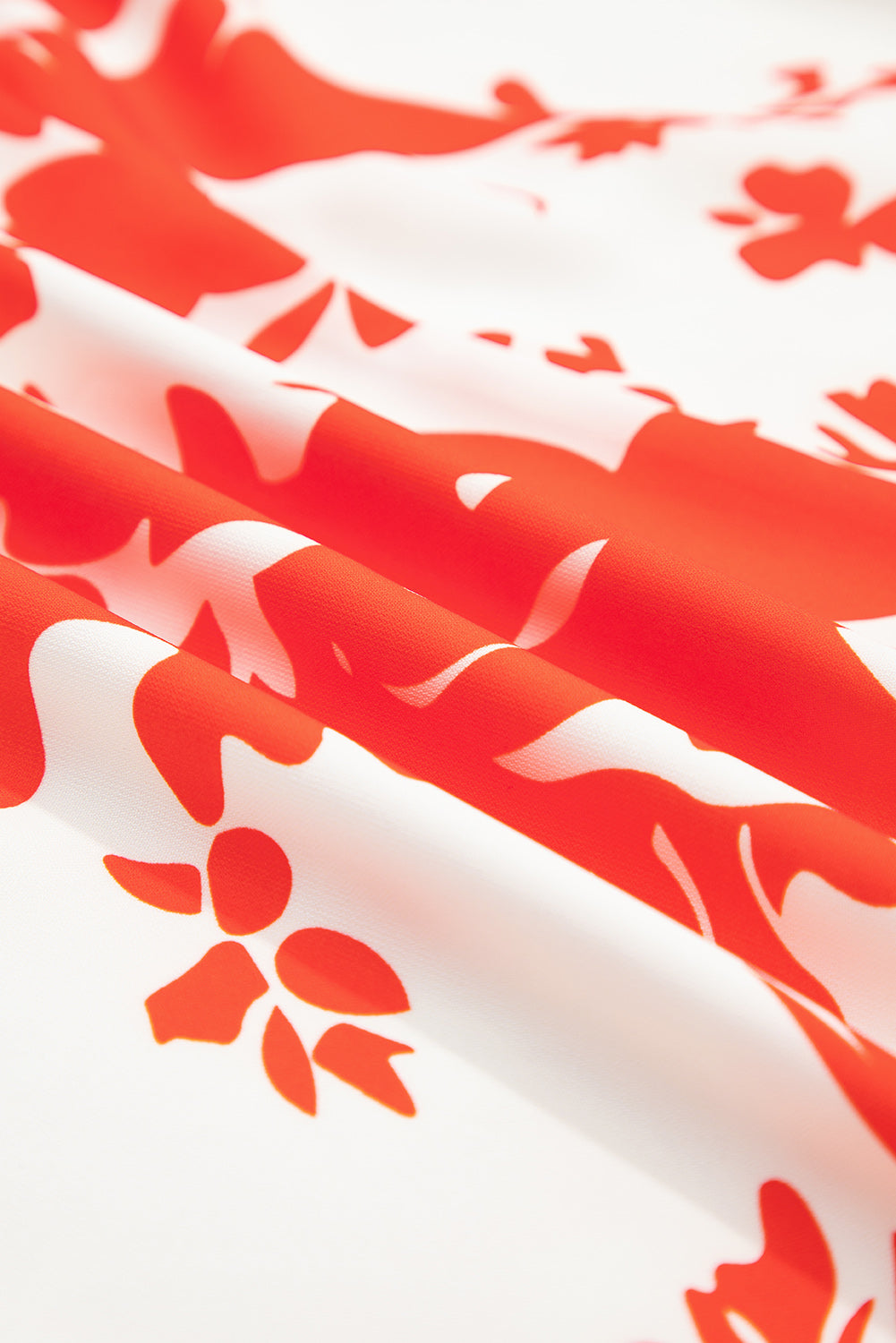 детайл на флорален принт на рокля