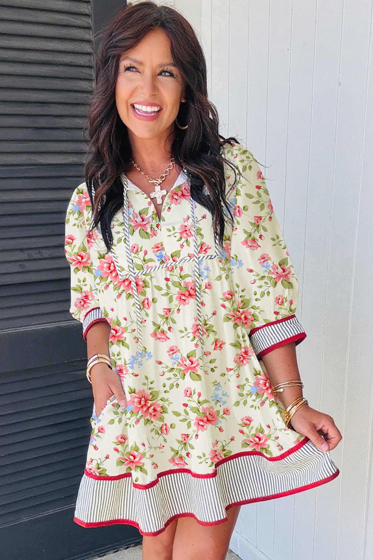 Лятна дамска рокля с V-образно деколте