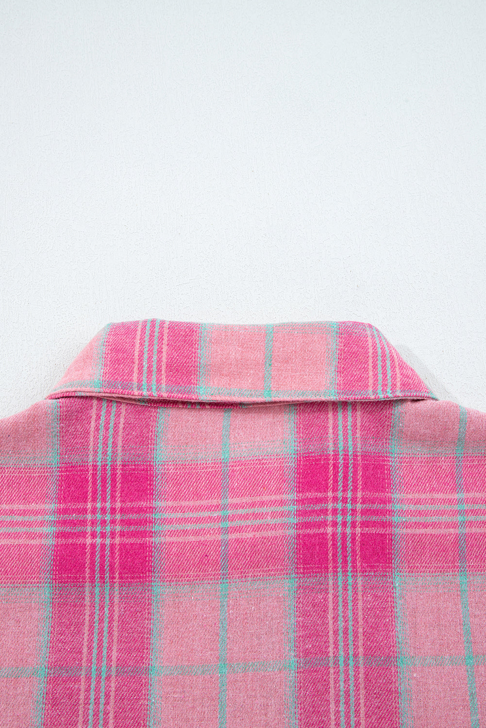 Детайл на гърба на дамска риза на каре