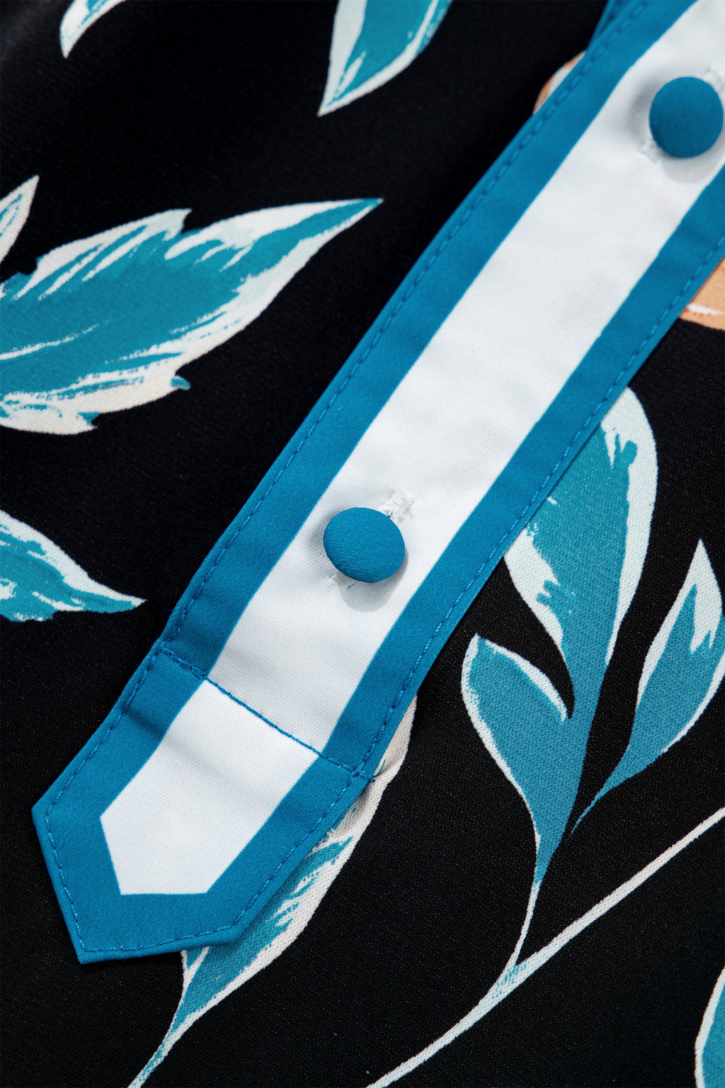 Детайл на деколтето с контрастен кант на дамска блуза