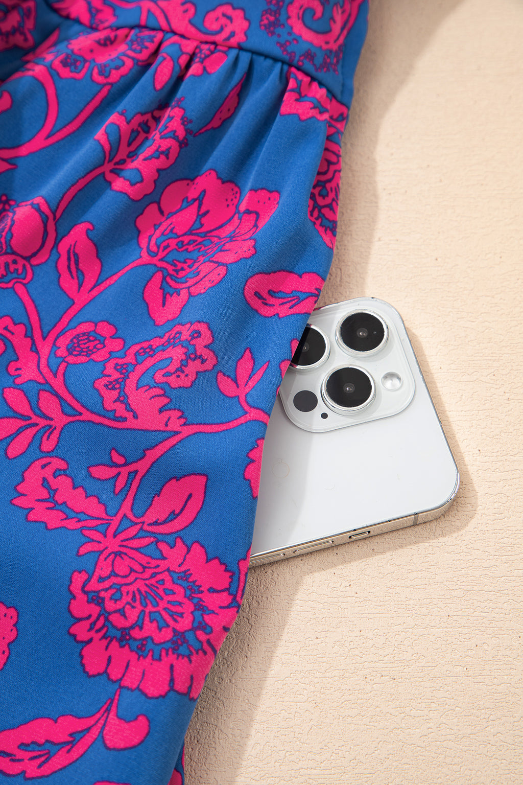 джоб на дамска рокля с цветя