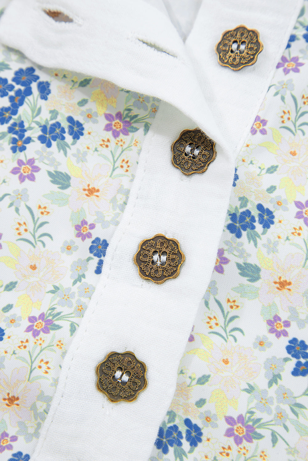 Детайл на копчета при синя флорална блуза