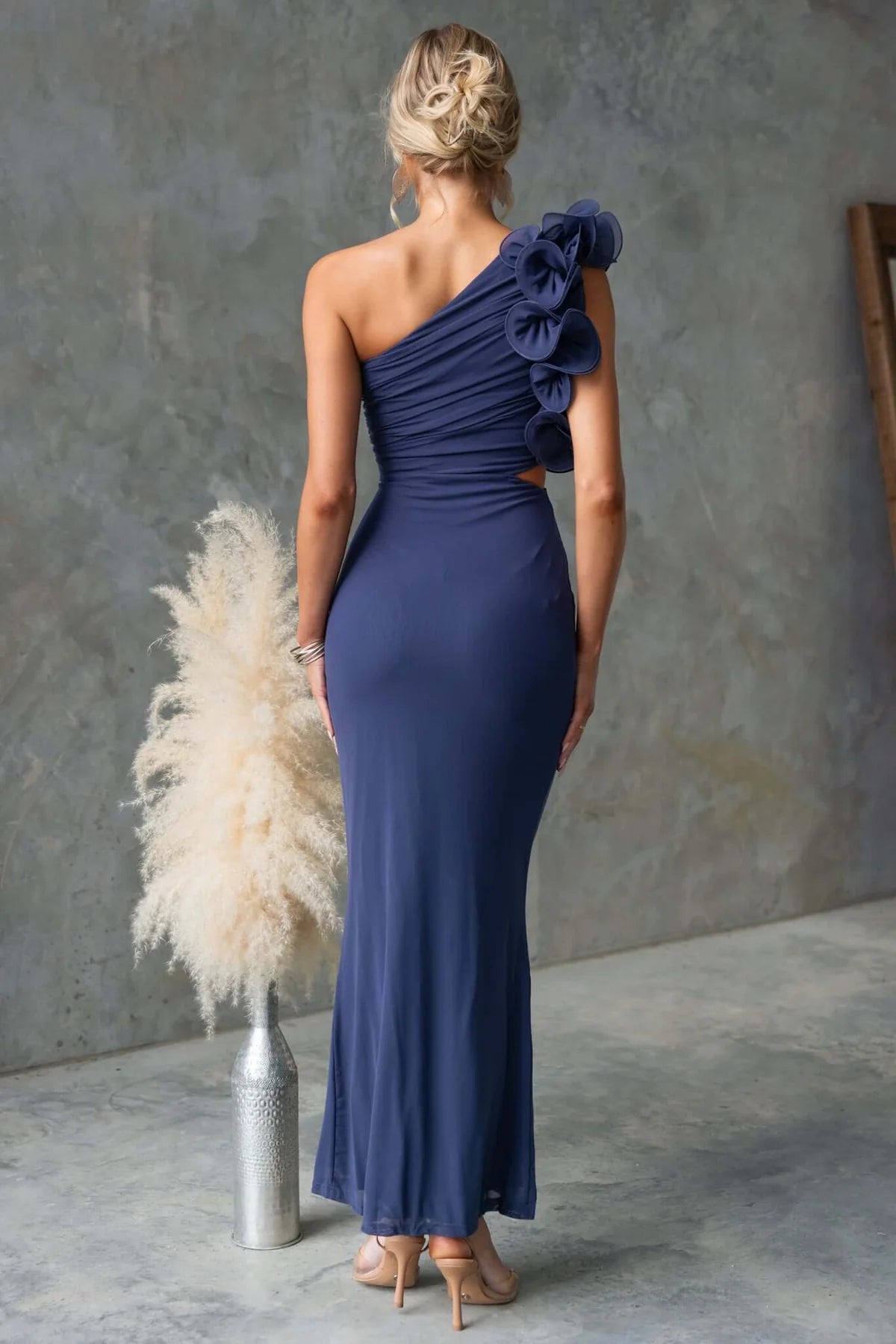 Тъмносиня официална рокля с асиметрично деколте