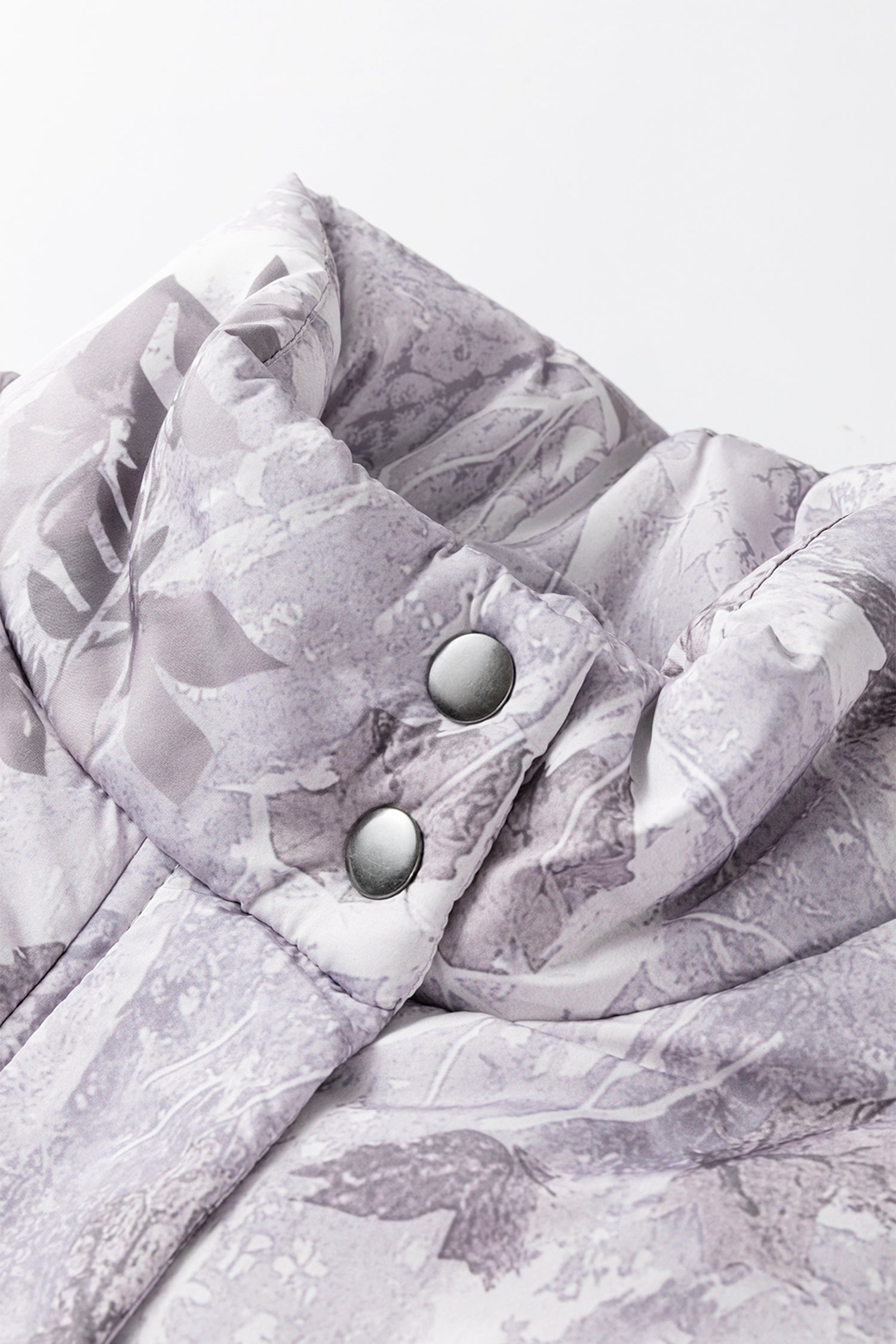 Яка с копчета при сив камуфлажен елек