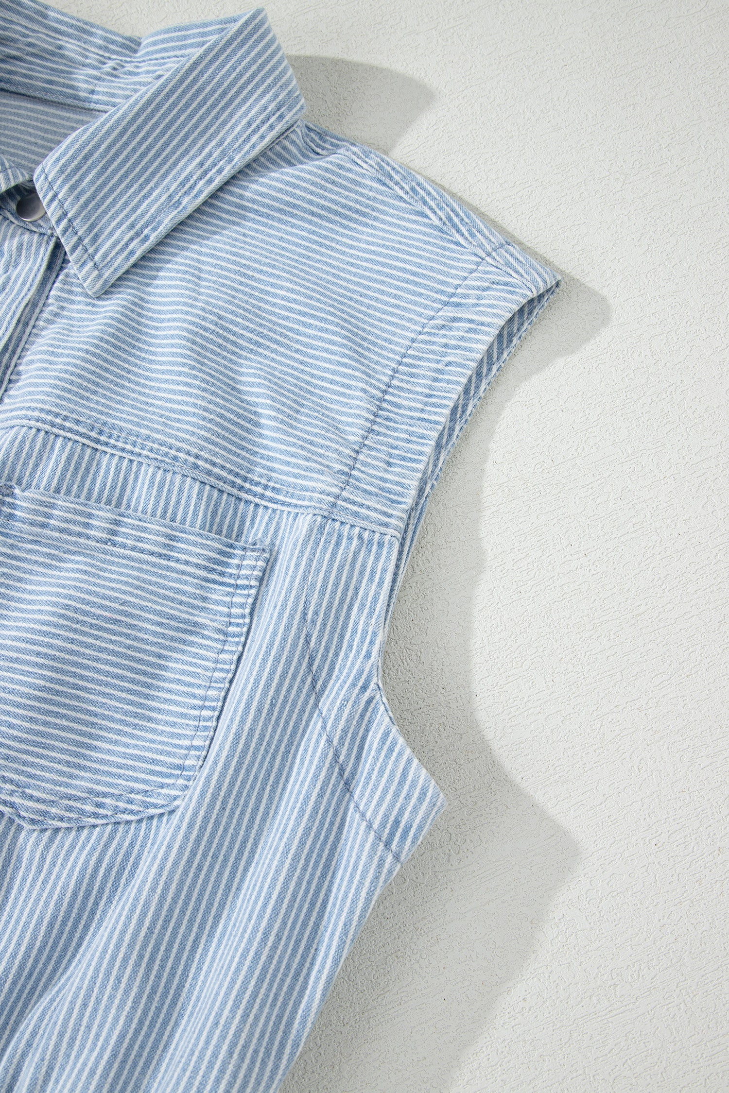 детайл на дамска дънкова рокля без ръкави