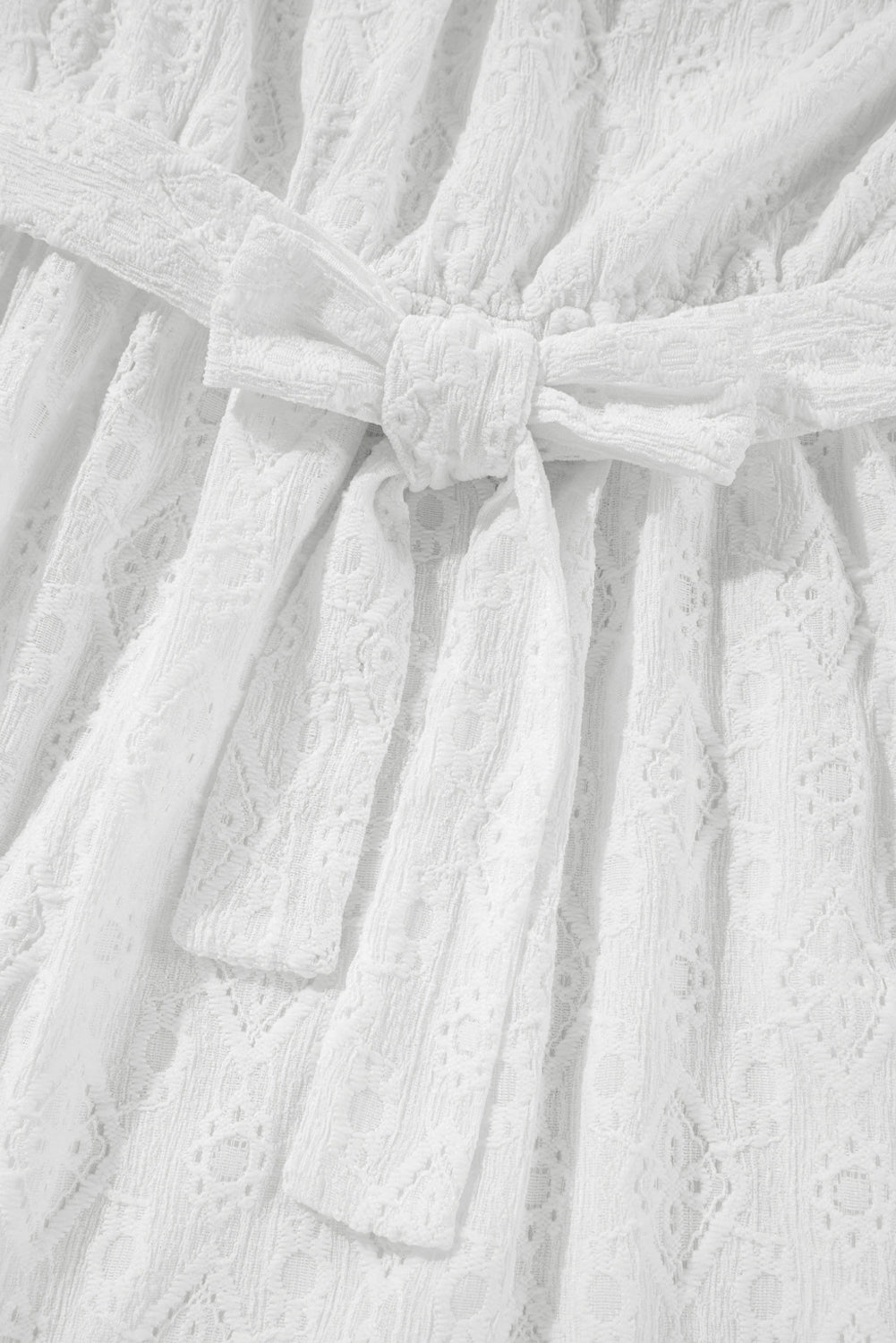 Рокля с бродерия и колан