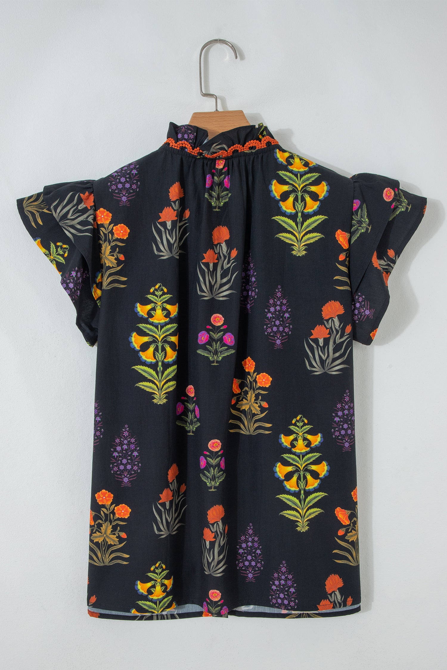 гръб на дамска риза с флорален принт на закачалка