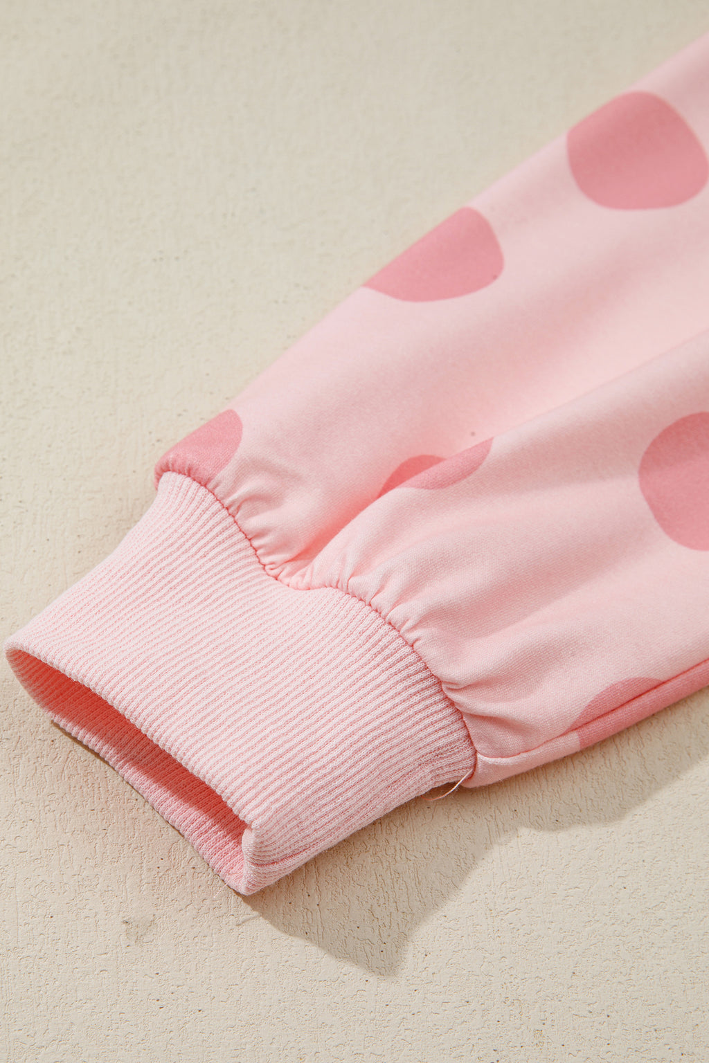 розова дамска рокля на точки - детайл на ръкав