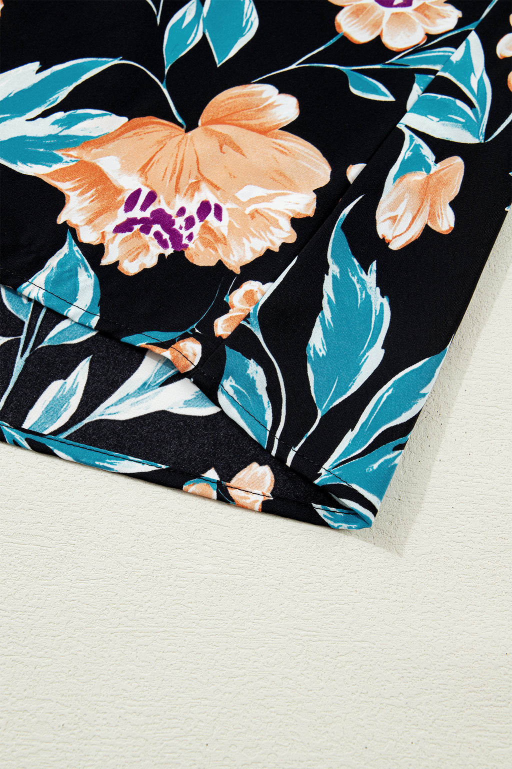 Детайл на флоралния десен на дамска блуза