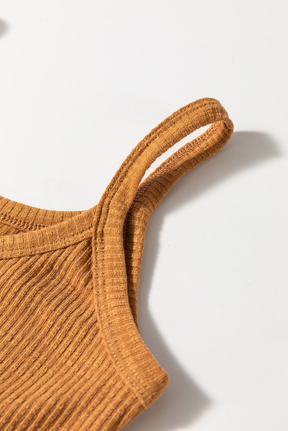 детайл на презрамка на топ в цвят охра