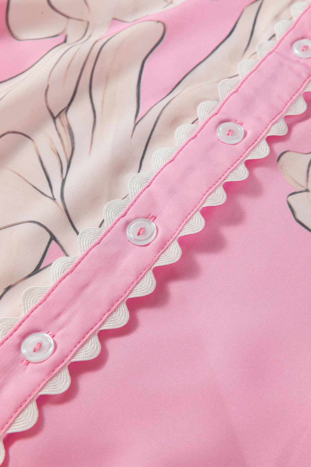 Близък кадър на копчета на дамска риза