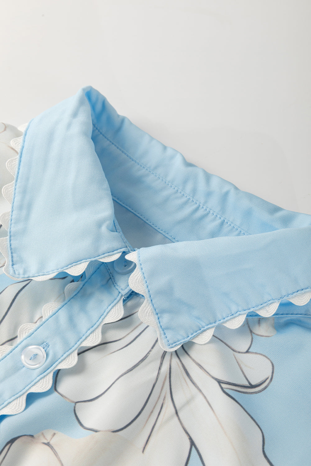 Детайл на яка при светлосиня дамска риза