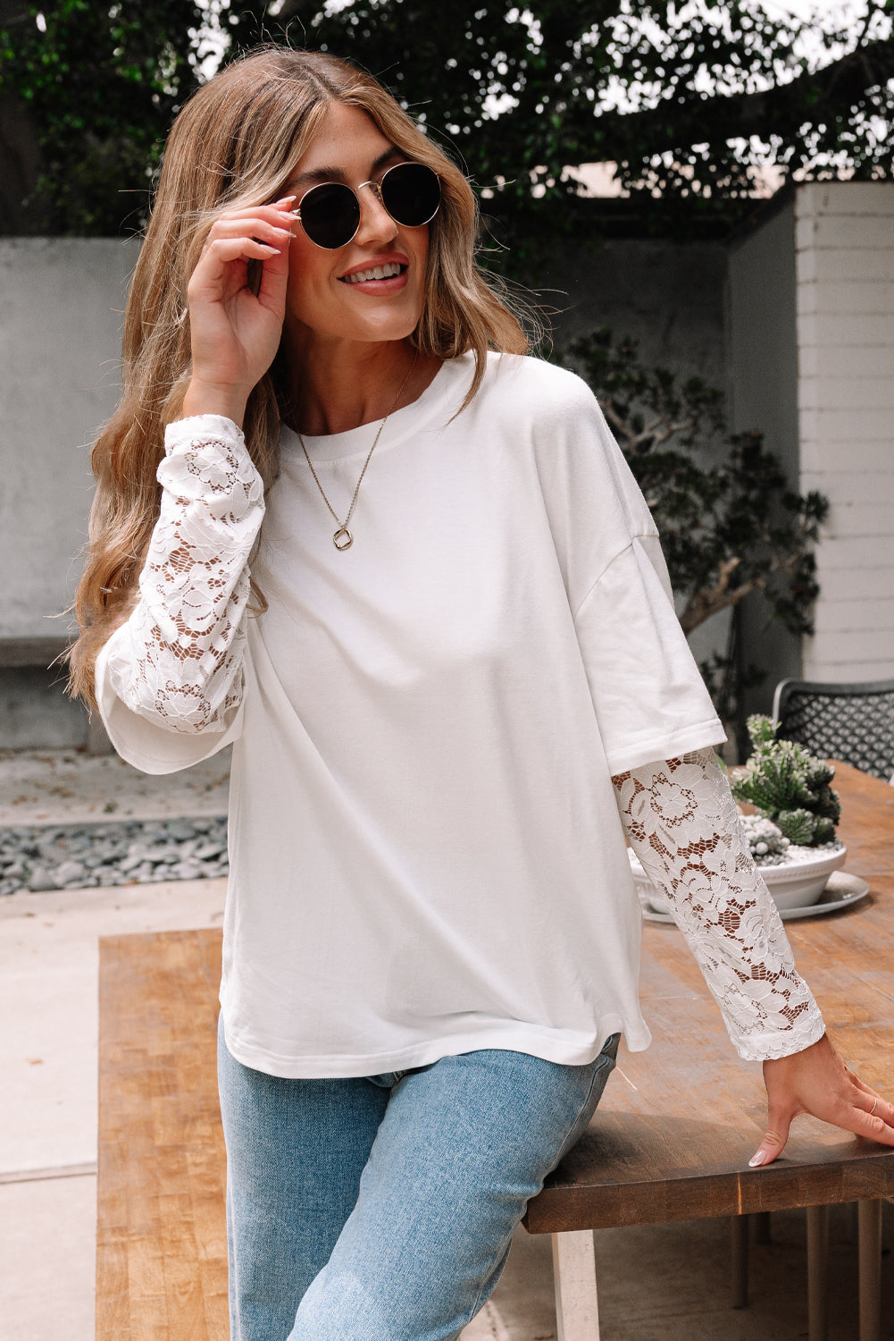 T-shirt with lace sleeves 