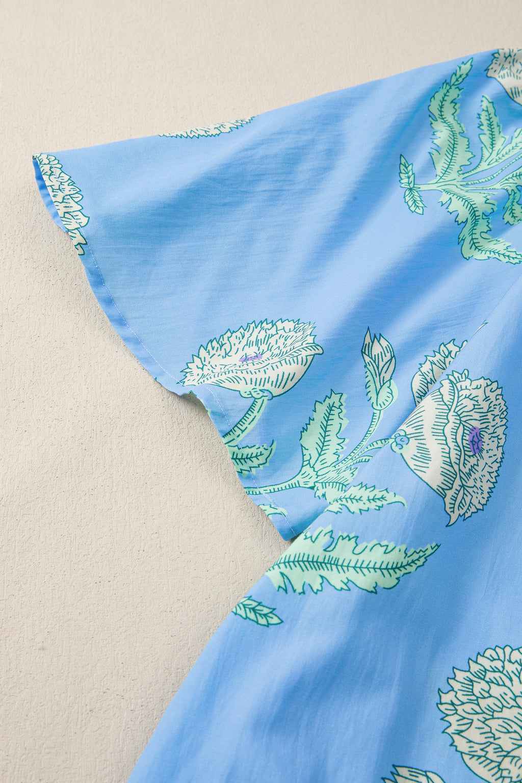 Флорална plus size рокля - детайл на ръкава