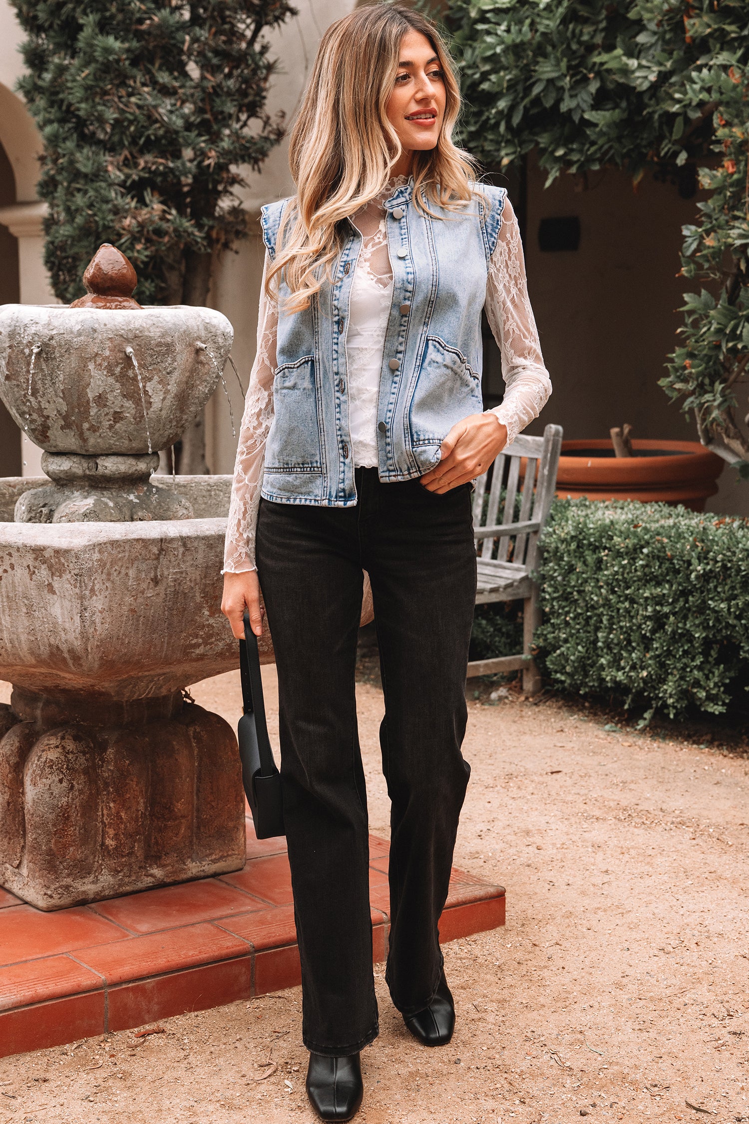 дамски дънков елек, комбиниран с бяла дантелена блуза и черни дънки