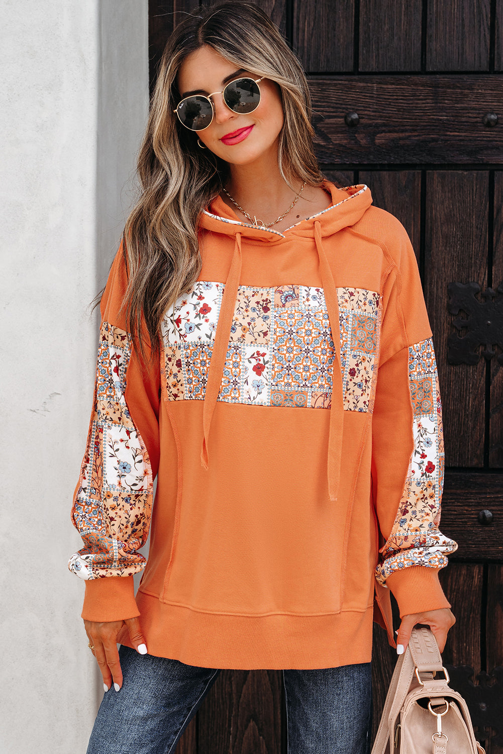 дамски оранжев суичър с качулка и декоративен флорален принт отпред на модел