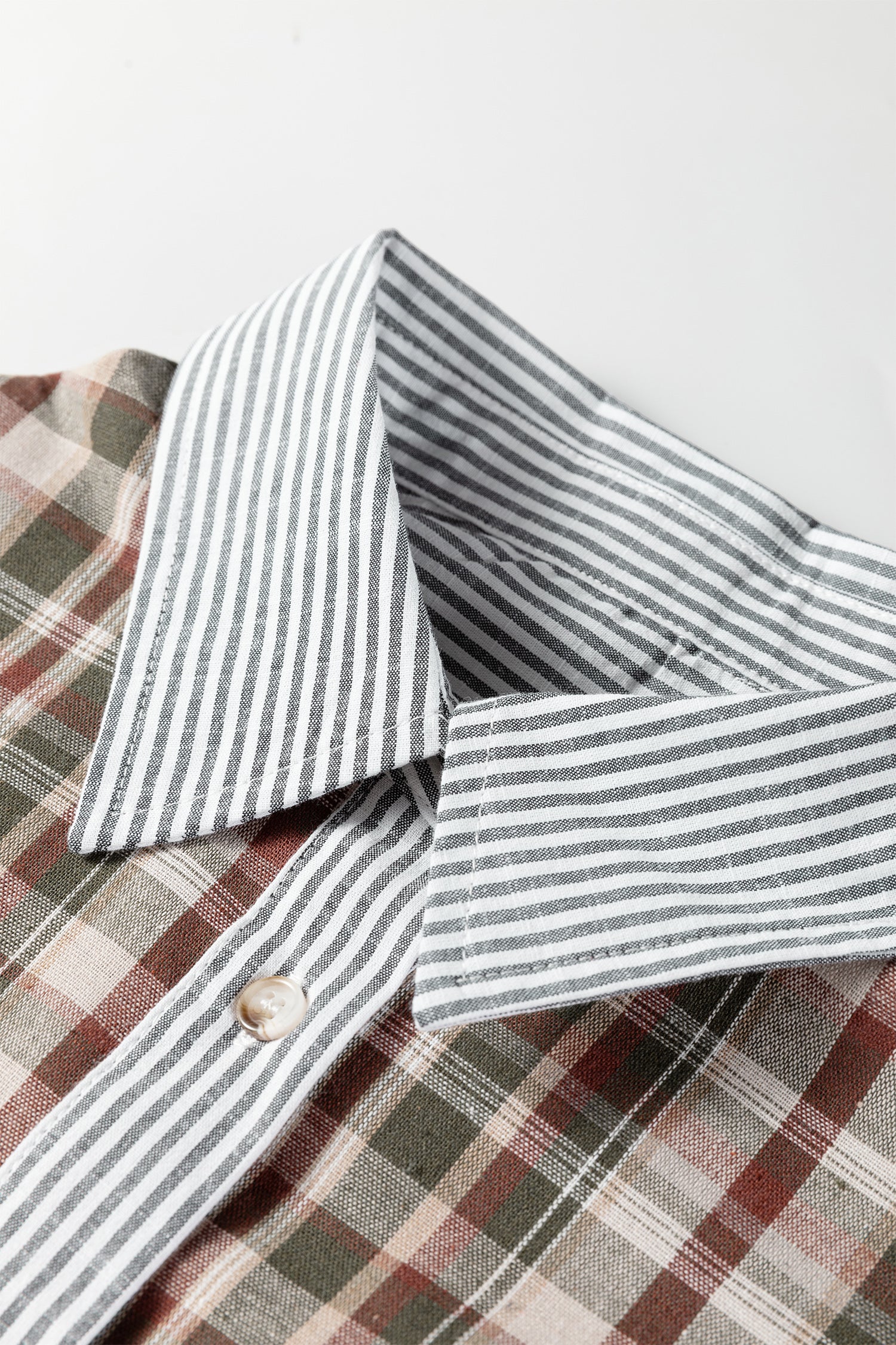 детайл на яка на риза каре и райе