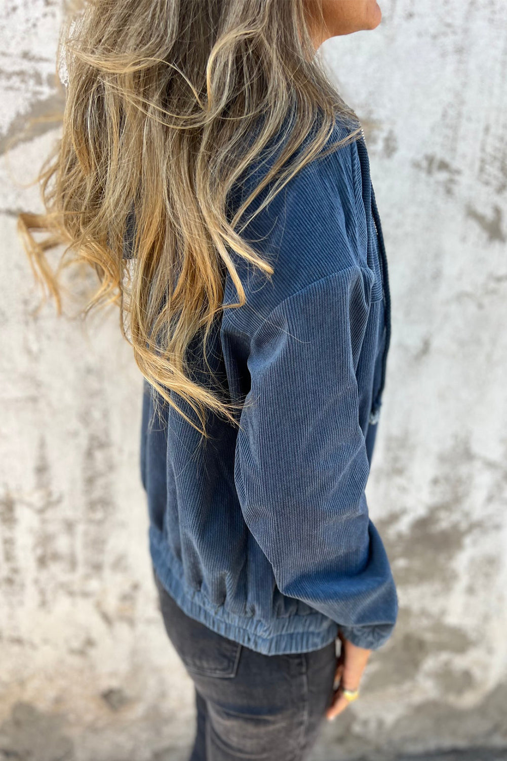 дамско синьо кадифено яке кадифена текстура страничен изглед