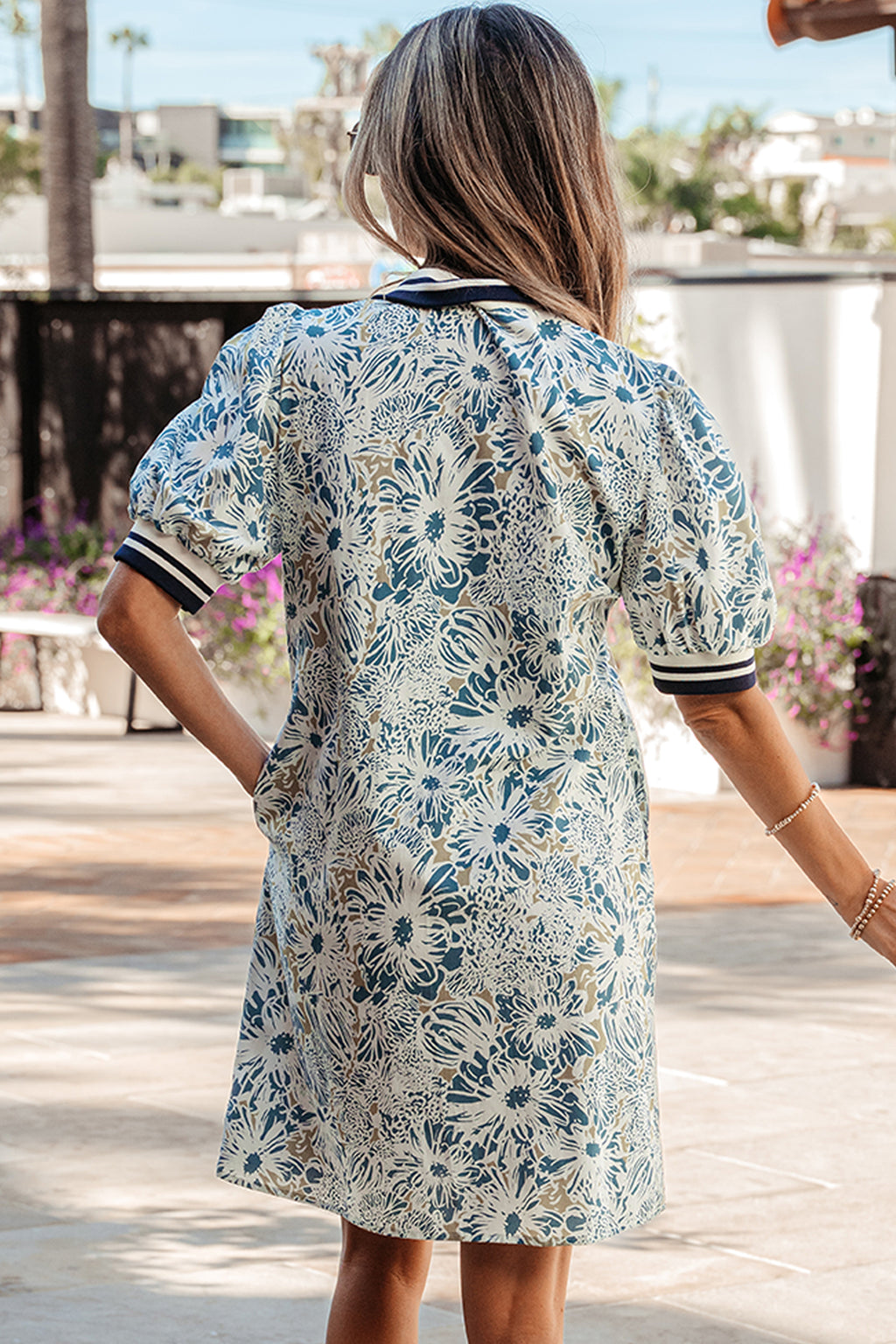 рокля с флорален десен и свободна кройка - заден изглед