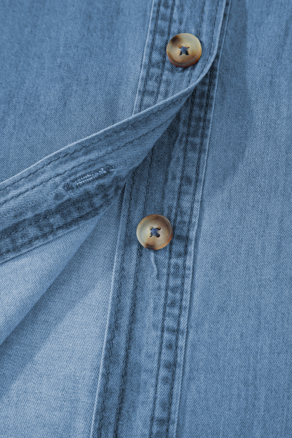 детайл на копчета на дънкова риза