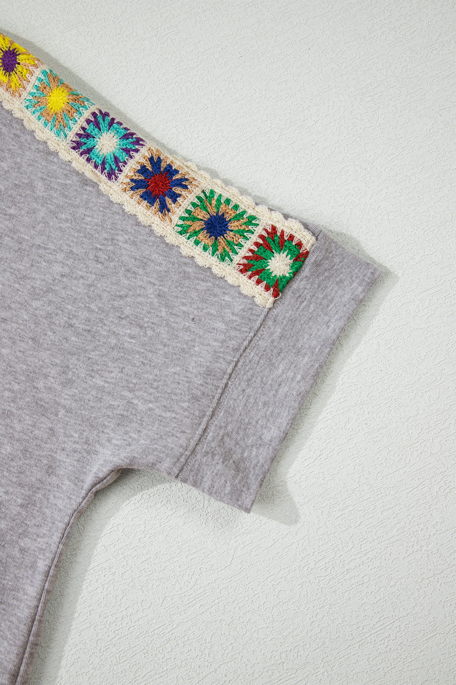 Тениска с плетени детайли