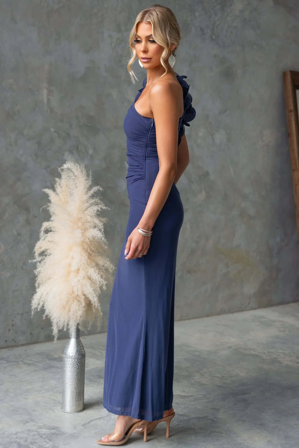 Тъмносиня рокля тип русалка с асиметричен дизайн