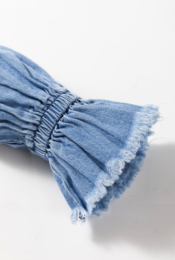 детайл на маншет с набор на дънкова блуза