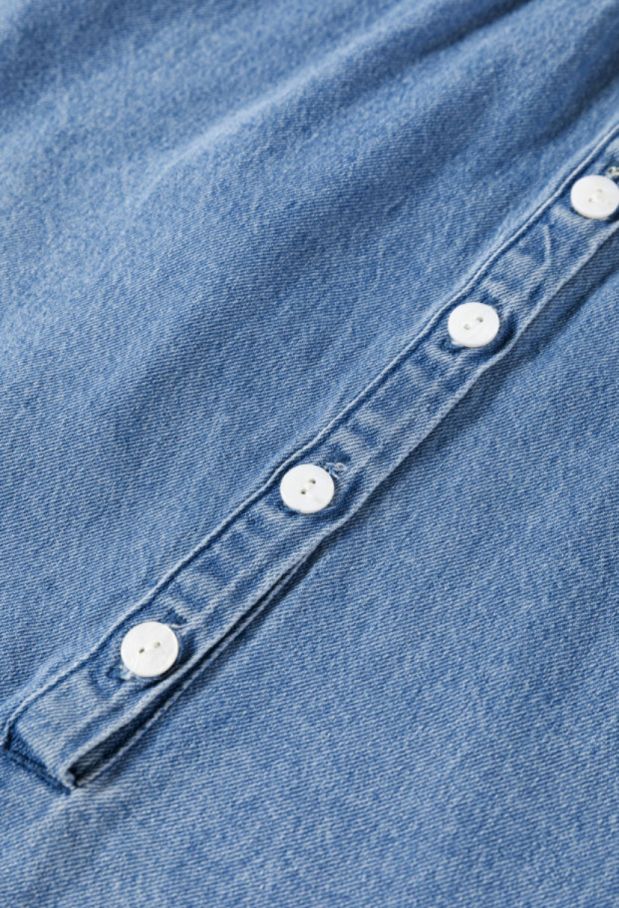 детайл на копчета върху дънкова блуза